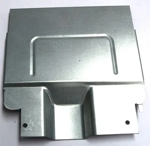 Metallische Schutzplatte von Daikin, rechteckige Form mit abgerundeten Ecken und einer Vertiefung, geeignet zur Montage in technischen Anwendungen.